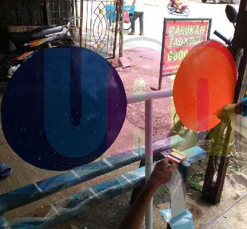 Lembaran Kertas Berukuran Kecil Mengandung Pesan Tercetak